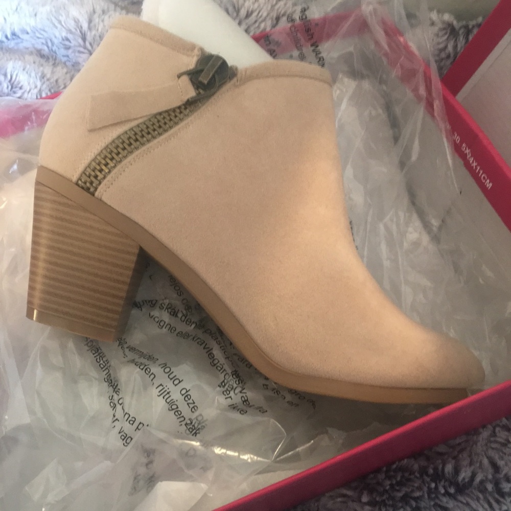 NWT Shoe Dazzle Estafanie Booties Faux Suede Sand
